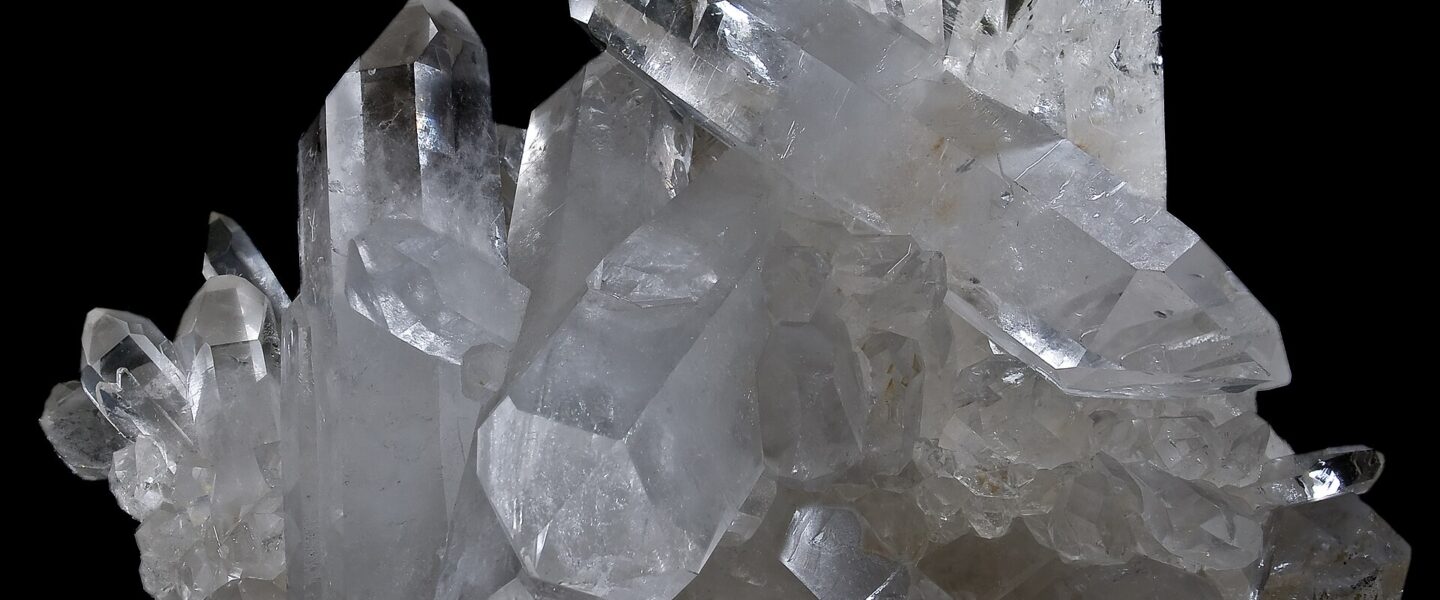 Quartz SiO2 - hình minh họa 1 cho Quartz SiO2 là gì? Vai trò của thạch anh trong khoáng vật học