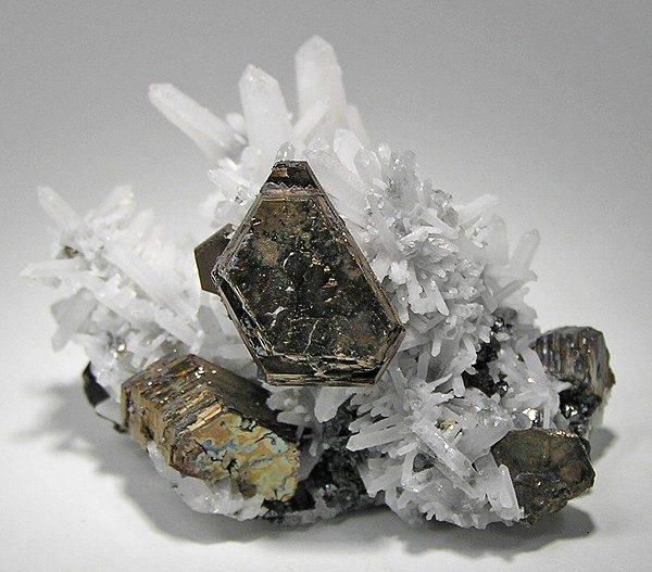 Quartz SiO2 - hình minh họa 3 cho Quartz SiO2 là gì? Vai trò của thạch anh trong khoáng vật học