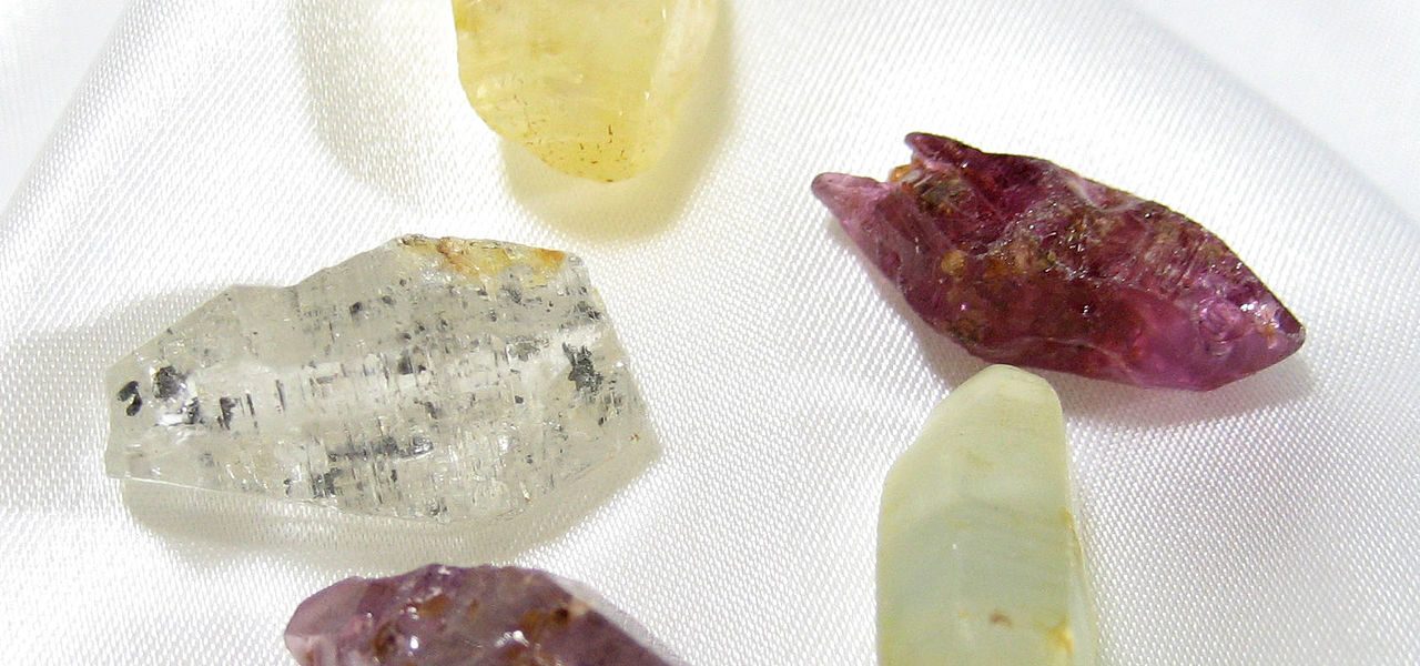 sapphire - ảnh thật minh họa 1 cho Sapphire là gì? Cách hiểu đúng về đá sapphire tự nhiên