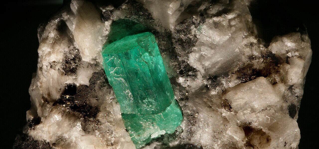 emerald - ảnh thật minh họa 1 cho Emerald là gì? Tiêu chí đánh giá ngọc lục bảo tự nhiên